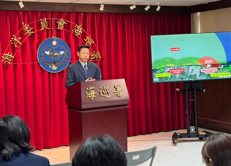 ゴムボートで中国から桃園に到達したと自称する男の動画について、分析結果を説明する海洋委員会海巡署の謝慶欽副署長兼報道官＝2025年5月19日、中央社記者黄麗芸撮影