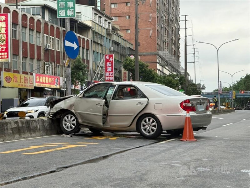 事故で大破した乗用車＝2025年5月19日、新北市三峡区の復興路110巷で中央社記者林恕暉撮影