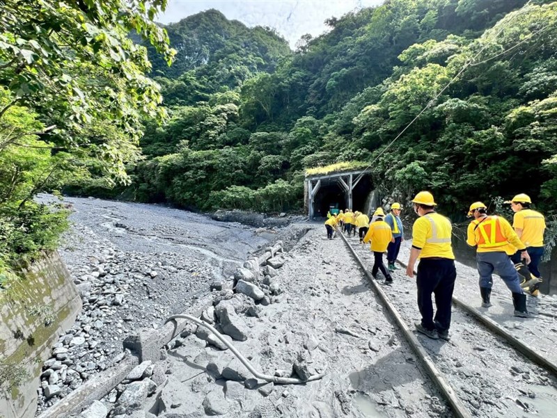 土石流が線路に流れ込む被害を受けた台湾鉄路北廻線の和仁―崇徳間＝台鉄提供