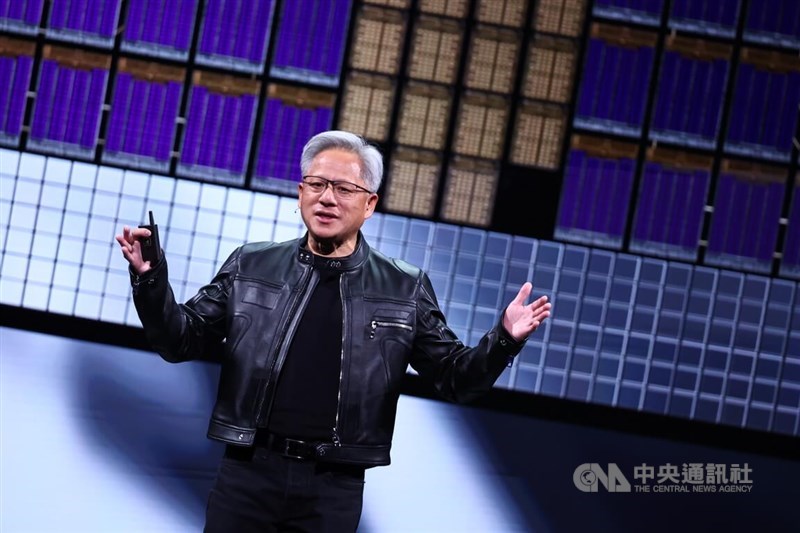 台北市内で講演するエヌビディアのジェンスン・フアン（黄仁勲）最高経営責任者（CEO）＝2025年5月19日、中央社記者翁睿坤撮影