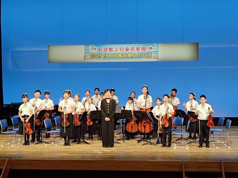 沖縄県沖縄市で音楽会を開いた彰化県立児童弦楽団＝彰化県政府提供