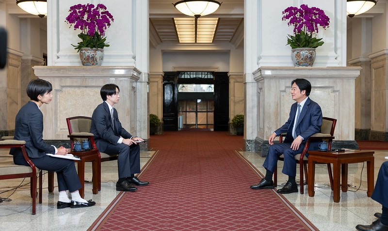 日本テレビ「news zero」の櫻井翔キャスター（左2）と読売テレビの渡辺容代上海支局長（左1）のインタビューを受ける頼清徳総統（右）＝総統府提供