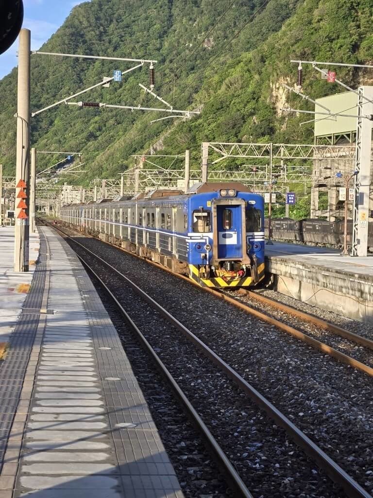 21日、単線双方向での運行を再開した台湾鉄路北廻線和仁―崇徳間（いずれも東部・花蓮県秀林郷）＝同社提供