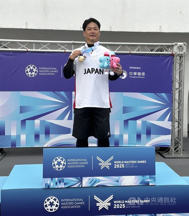 ワールドマスターズゲームズ2025台北市・新北市の男子ハンマー投げ50＋で、53メートル94の記録で金メダルを獲得した元和歌山市議会議長の井上直樹さん＝新北市・板橋体育場で2025年5月20日、中央社記者黎建忠撮影