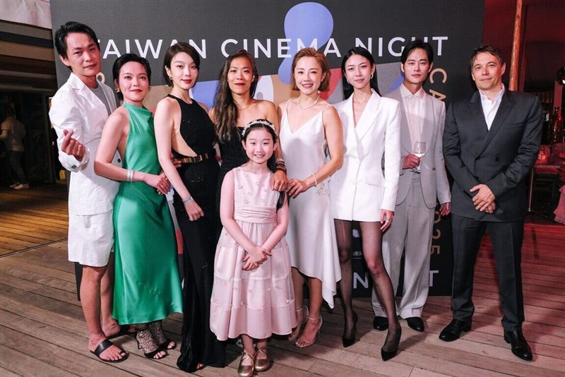 16日、カンヌ国際映画祭の関連イベントに出席する台湾映画「左撇子女孩」の出演者ら。中央の長髪、黒い服の女性はシーチン・ツォウ監督、右端は共同脚本を務めたショーン・ベイカー監督（左撇子女孩提供）