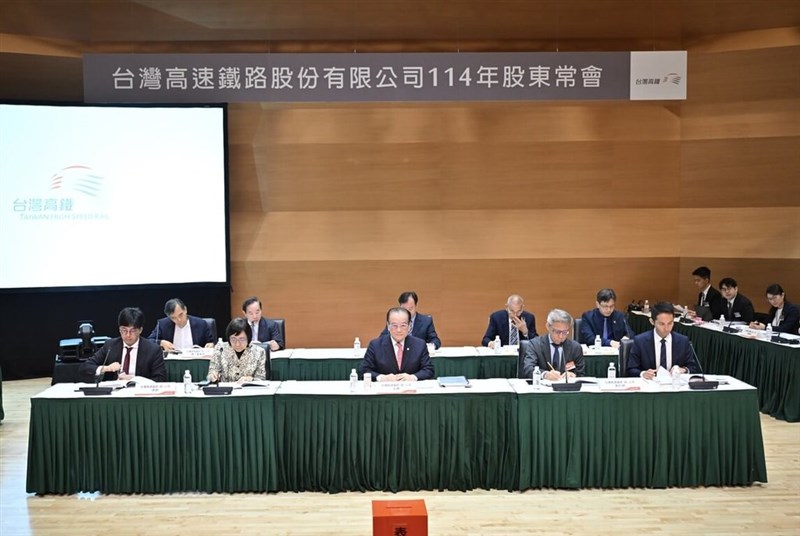 台湾高速鉄道の株主総会に臨む同社の鄭光遠董事長（前列中央）＝5月22日、台北市（台湾高鉄提供）