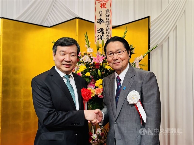 日本台湾親善協会会長の衛藤征士郎元衆院副議長（右）と握手を交わす李逸洋駐日代表＝5月21日、東京都
