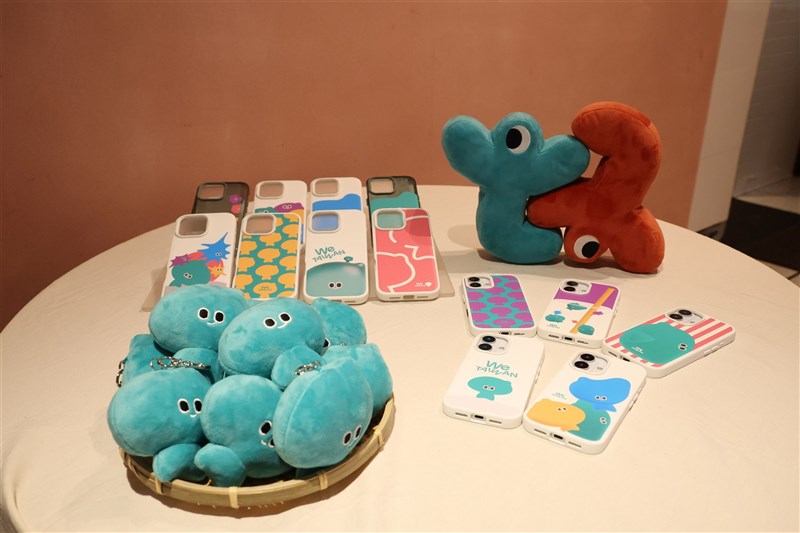 22日に開かれたメディア交流会で展示された「We TAIWAN」のキャラクター「アウィー」のグッズ＝文化部提供