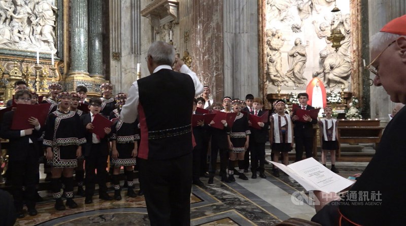 声を合わせる両合唱団＝中央社記者黄雅詩撮影