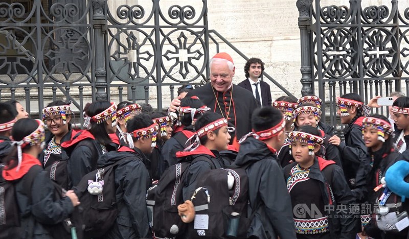 ゲルハルト・ミュラー枢機卿（赤い帽子の男性）と原声童声合唱団の子どもたち＝中央社記者黄雅詩撮影