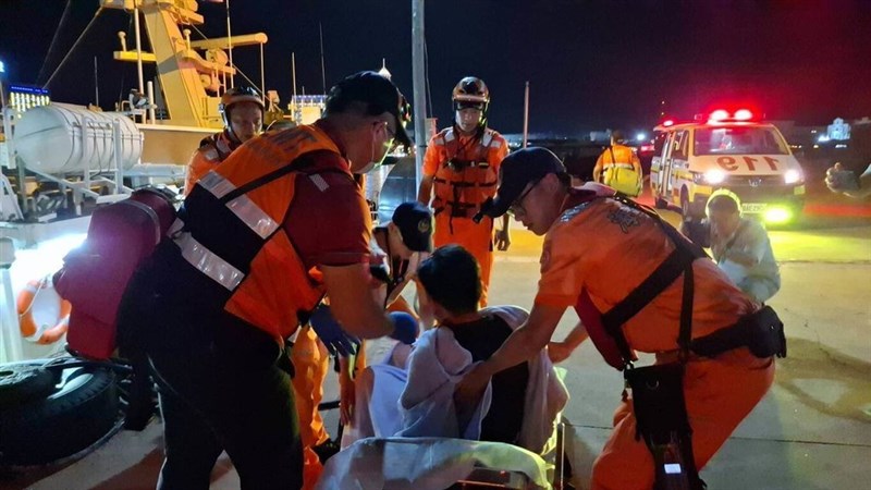 台湾海峡の澎湖近海で海流に流され、約5時間後に救出された男性（手前中央）＝第八海巡隊提供