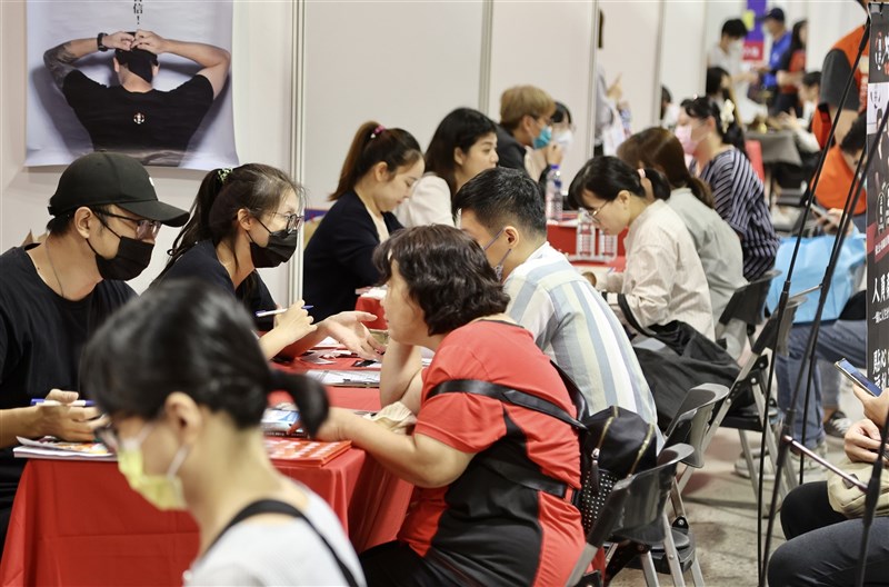 台北市で開かれた企業説明会に参加した求職者ら＝中央社資料写真