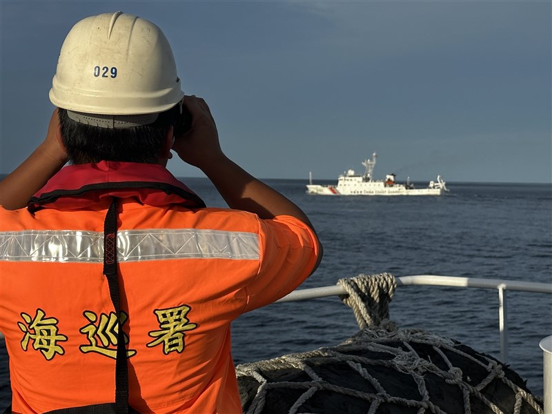 28日、東沙島周辺の制限水域に進入した中国海警局の船を監視する海巡署職員＝海巡署提供