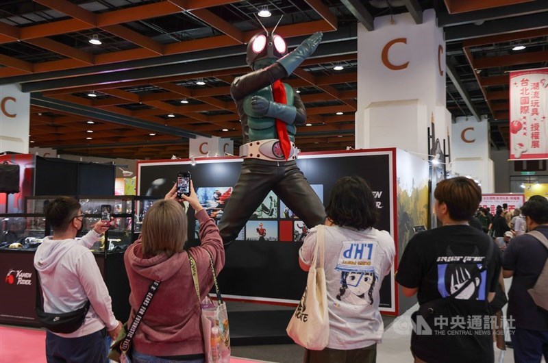 台北トイショーで注目を集める仮面ライダー1号の立像＝5月30日、台北市