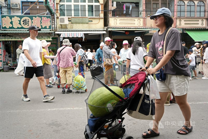 スイカをベビーカーに載せて運ぶ買い物客=2025年5月31日、中央社記者黄郁菁撮影