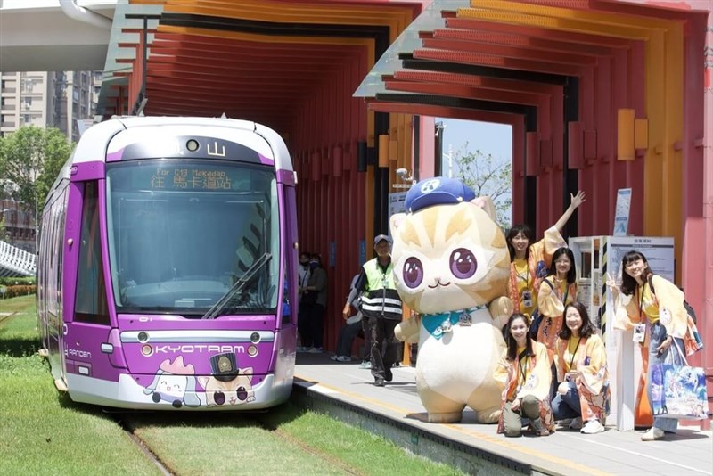 高雄メトロ（MRT）の公式キャラクター「みかん駅長」（蜜柑站長）が、京都市内を走る路面電車「嵐電」の嵐山駅で6月6～8日にPRイベントやグッズ販売を行う。高雄市内で行われた5月31日の「壮行会」イベントには100人以上のファンが参加した＝高雄メトロ提供
