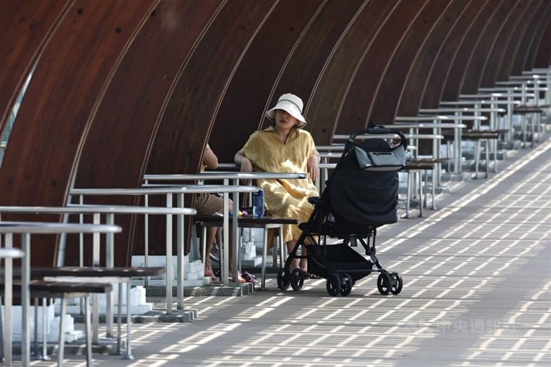 日陰で涼む人たち＝台北市南港区（資料写真）