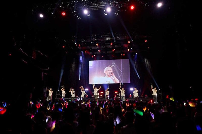 台北公演を行う「BUDDiiS」のメンバー。体調不良で欠席したMORRIEを除く9人でステージを披露した＝エイベックス台湾提供