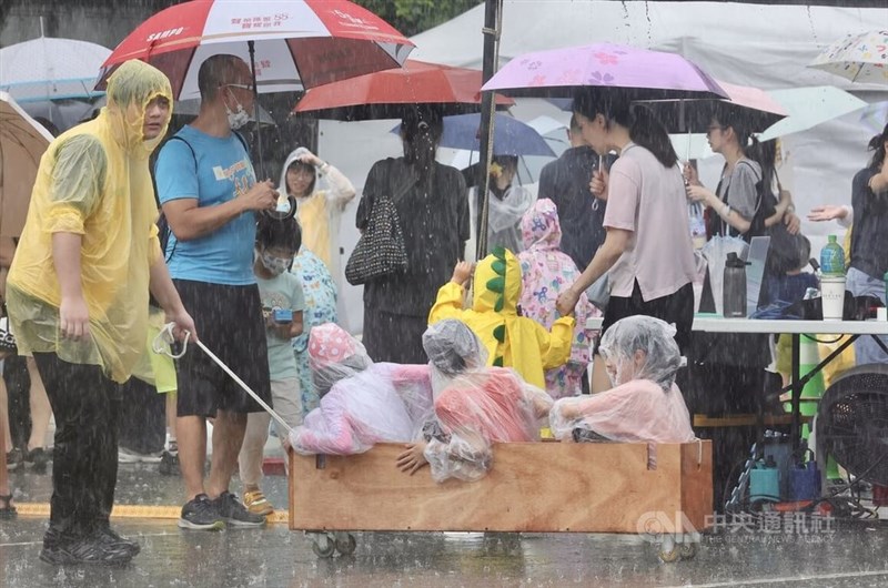 カッパを着て遊ぶ子どもら＝2025年6月7日、中央社記者張皓安撮影