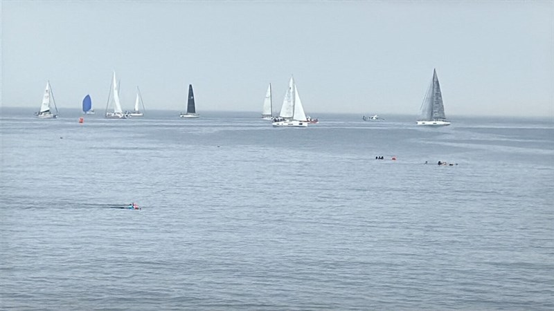 「台琉友好親善国際ヨットレース」に参加するヨットの数々=読者提供