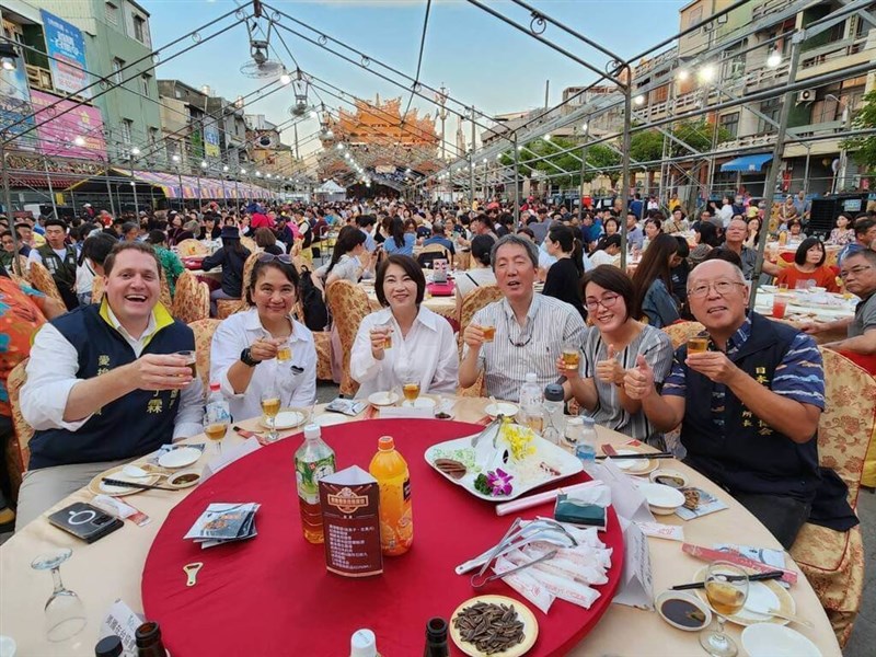 屏東県東港鎮で7日、県産食材を使ったグルメのPRイベントが開かれ、周春米県長（左3）の招待を受けて出席した日本台湾交流協会高雄事務所の奥正史所長（右1）ら＝同県政府伝播・国際事務所提供
