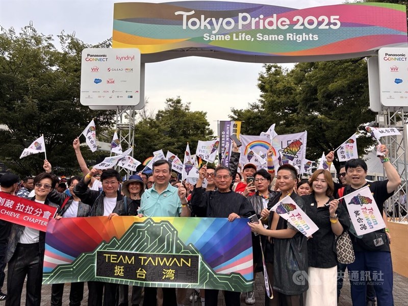 「東京プライド2025」のパレードに参加する「チーム台湾」のメンバーたちと記念撮影する李逸洋駐日代表（水色の服を着た男性）＝2025年6月8日、中央社記者戴雅真撮影