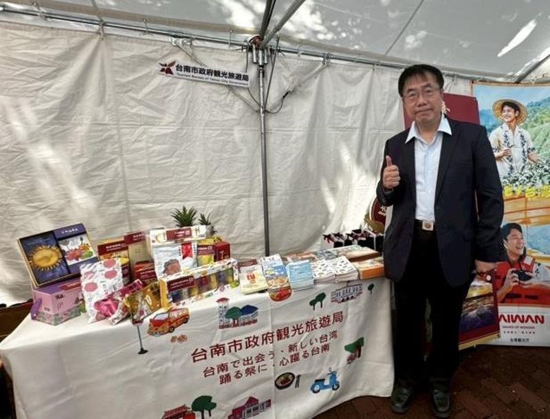 札幌のYOSAKOI祭りで市の観光や物産をPRする黄偉哲台南市長＝同市政府提供