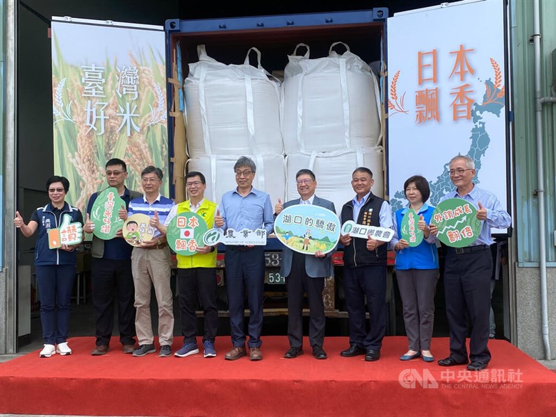 9日、新竹県の農産加工工場で台湾米の出荷状況を視察する陳駿季農業部長（左から5人目）