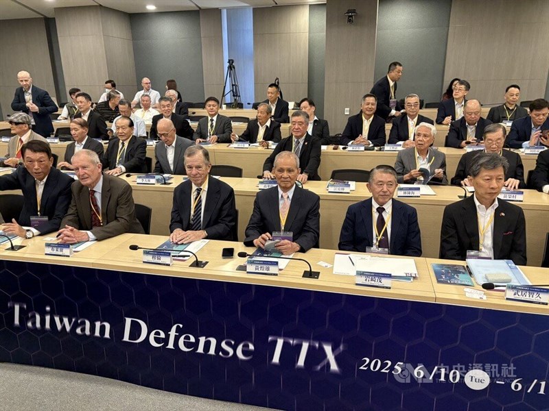 机上演習の開始式典に出席する元参謀総長の李喜明氏（前列左端）、マレン元米参謀本部議長（同左から3人目）、台北政経学院基金会の黄煌雄董事長（同右から3人目）、岩崎茂元統合幕僚長（同右から2人目）＝6月10日、台北市