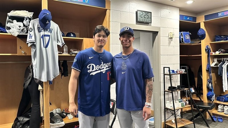 憧れの大谷翔平投手（左）と写真に収まる柯敬賢外野手（柯選手提供）