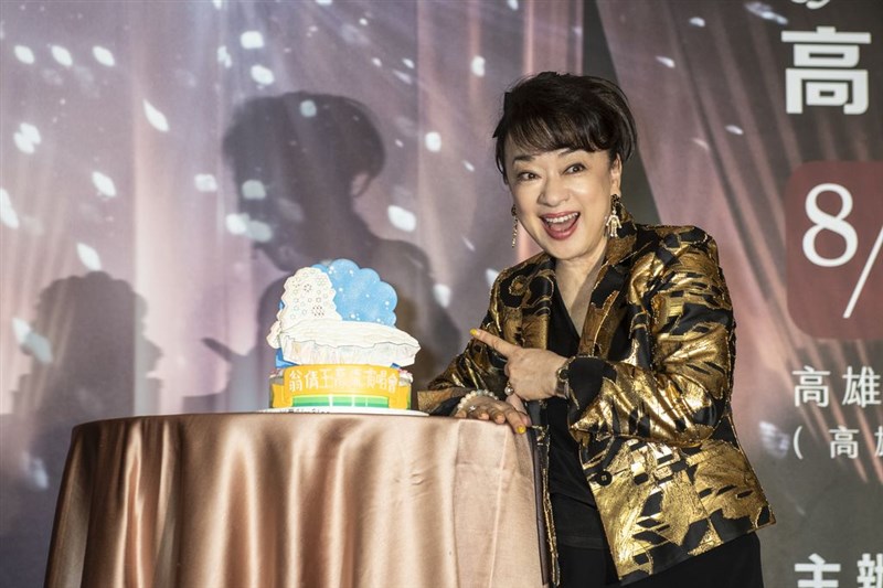 高雄公演の会場をかたどったケーキを指さすジュディ・オング＝6月11日、台北市（大大娯楽提供）
