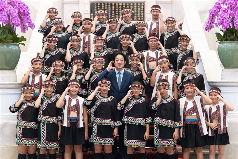 台湾原声童声合唱団との記念撮影に応じる頼清徳総統（2列目中央）＝総統府提供