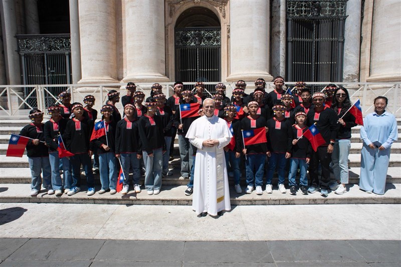 ローマ教皇レオ14世(中央)と台湾原声童声合唱団(駐バチカン大使館提供)