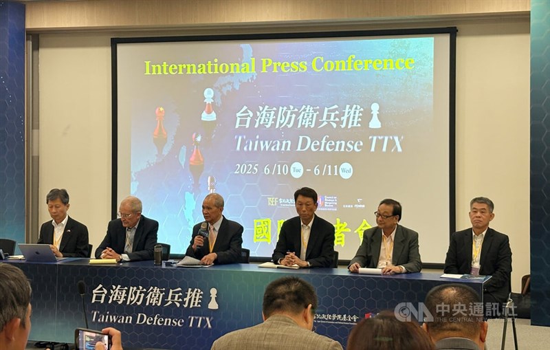 机上演習後の記者会見に臨むデニス・ブレア米海軍退役大将（左から2人目）ら＝6月11日、台北市