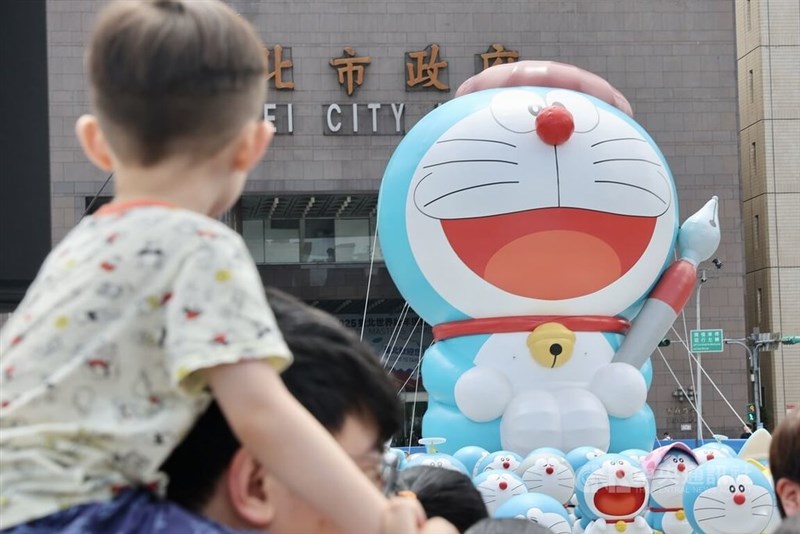 28日から9月14日まで台北市内の文化施設で開催される特別展「100％ドラえもん＆フレンズ展」のPRのため設置されたドラえもんのオブジェ＝2025年6月14日、中央社記者王飛華撮影