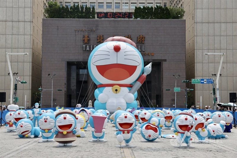 28日から9月14日まで台北市内の文化施設で開催される特別展「100％ドラえもん＆フレンズ展」のPRのため設置されたドラえもんのオブジェ＝2025年6月14日、中央社記者王飛華撮影