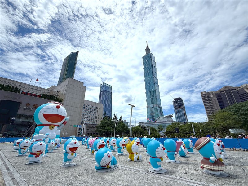 28日から9月14日まで台北市内の文化施設で開催される特別展「100％ドラえもん＆フレンズ展」のPRのため設置されたドラえもんのオブジェ＝2025年6月14日、中央社記者王飛華撮影
