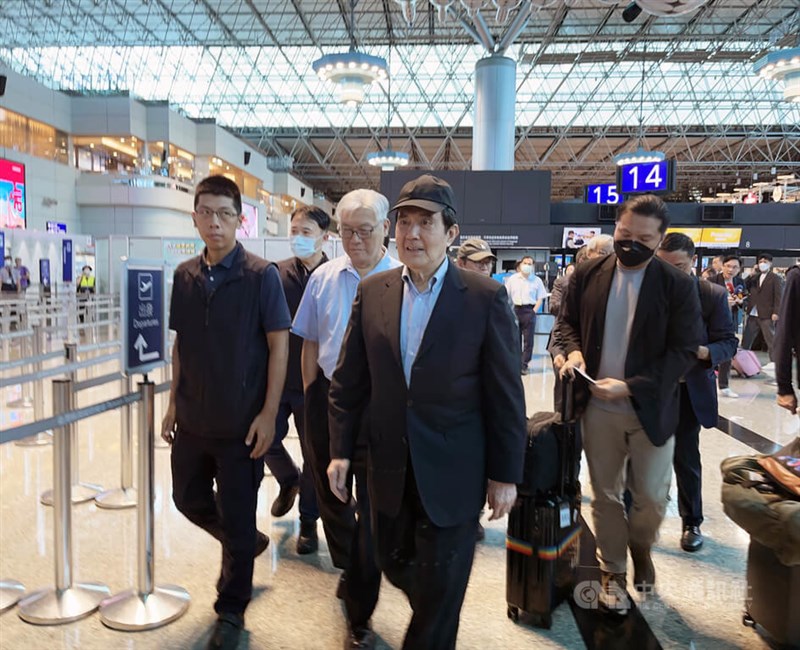 14日午前、桃園国際空港から中国に出発する馬英九元総統（手前中央）