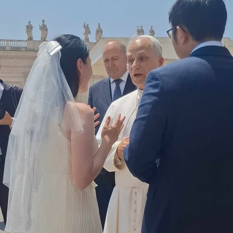 バチカンで行われた一般謁見で、台湾の新婚夫婦に「祝福」を与えるローマ教皇レオ14世。「台湾」という言葉を耳にした瞬間、目を見開いて驚いた様子を見せ、笑顔を浮かべた＝駐バチカン大使館のフェイスブックページより