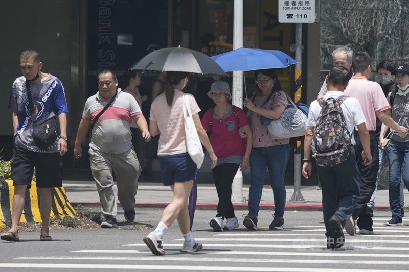日傘をさして歩く人＝2025年6月16日、台北市中山区で中央社記者徐肇昌撮影