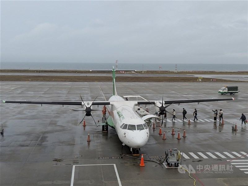金門空港の駐機場に停まる国内線の旅客機＝中央社資料写真