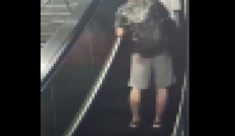 女性のスカートの中を盗撮したとして逮捕された日本人男（監視カメラから）