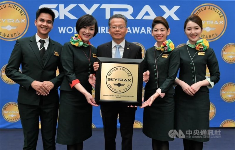 5スターを10年連続で獲得しているエバー航空の孫嘉明総経理（中央）＝同社提供