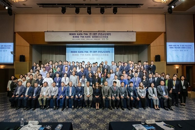 19日、韓国・木浦で開かれた第38回台韓観光交流サミットの参加者＝台湾観光協会提供