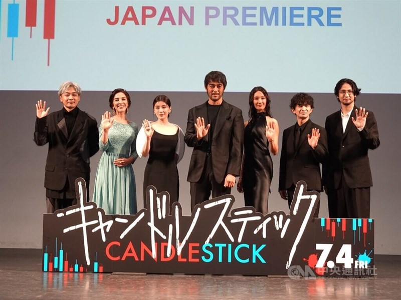 台日合作映画「キャンドルスティック」のジャパンプレミアに出席したアリッサ・チア（左から3人目）、阿部寛（中央）、菜々緒（右から3人目）ら＝6月19日、東京都