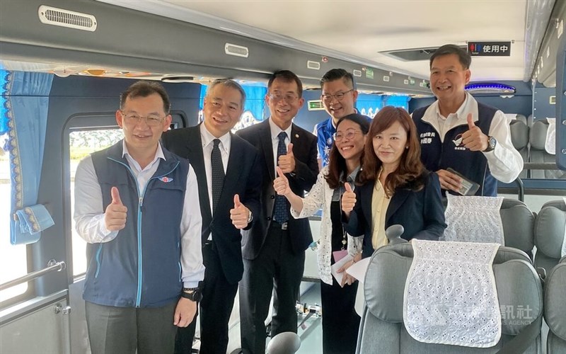台湾の板橋―花蓮間で高速バスの運行を始めるカバラン汽車客運の李俊仁総経理（左2）＝2025年6月20日、中央社記者黄旭昇撮影