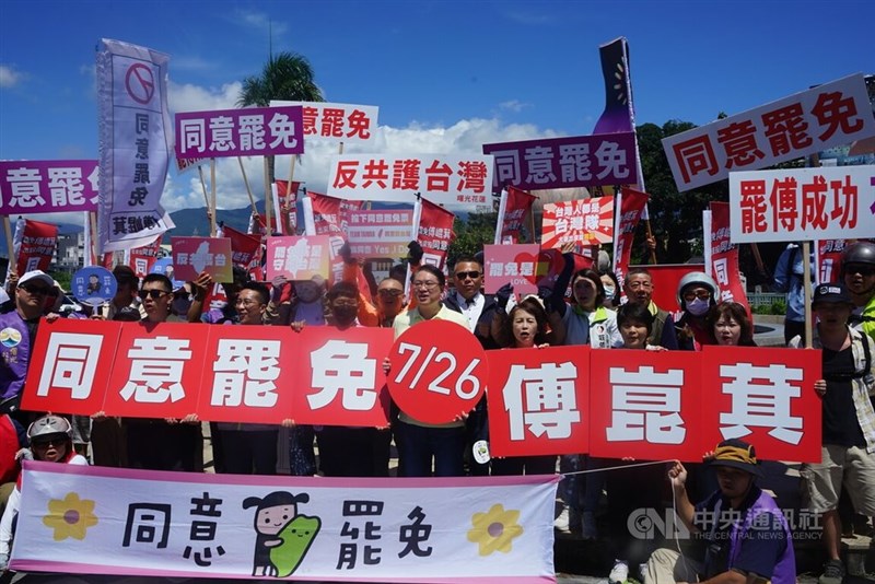 リコール投票日の「7/26」が書かれたプラカードを手に支持を訴える民進党の林右昌秘書長＝6月21日、花蓮県