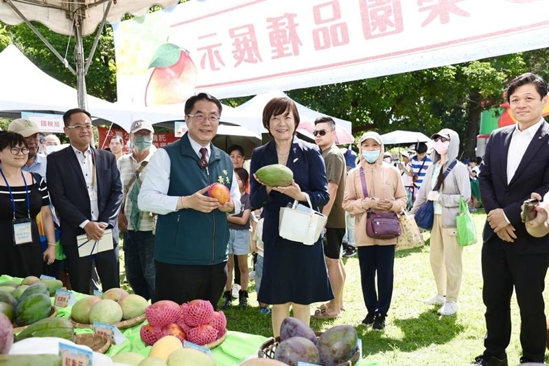 台南国際マンゴーフェスティバルのイベントに参加した安倍昭恵さん(手前右)=6月21日、台南市(同市政府提供)
