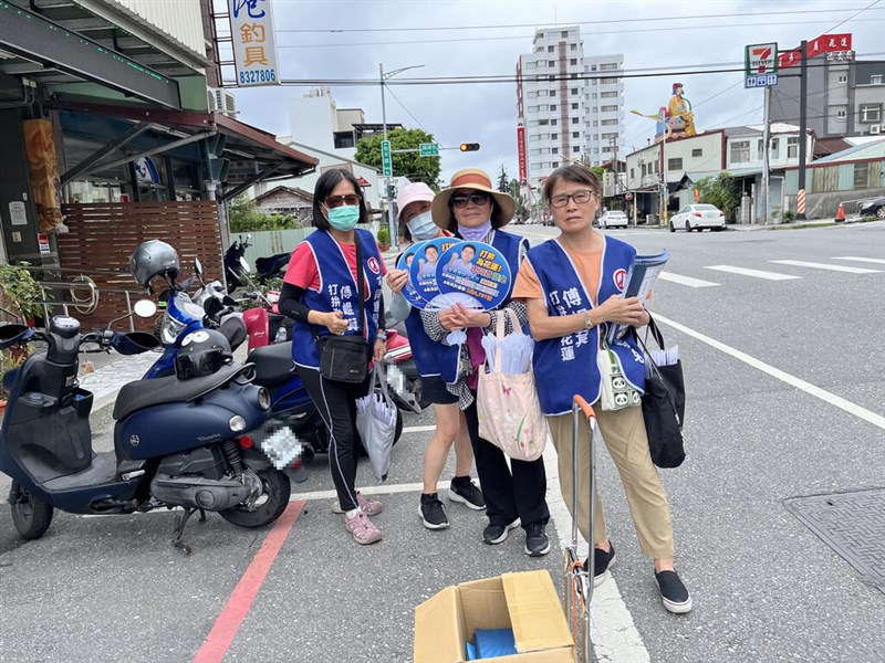 街頭でチラシやうちわを配り、リコール反対を呼びかける国民党関係者=6月21日、花蓮県(同党花蓮県党部提供)