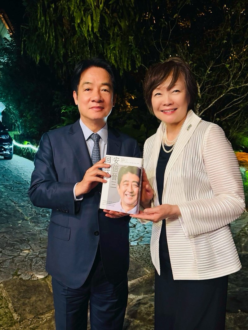 20日、台南市で安倍昭恵さん（右）と会食した頼清徳総統（頼氏のスレッズから）